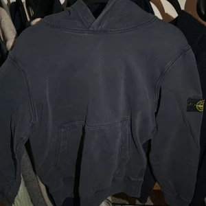 Stone island hoodie  - Stone island hoodie mörkblå mycket bra skick. Bra pris 999 ny pris 2300 kr