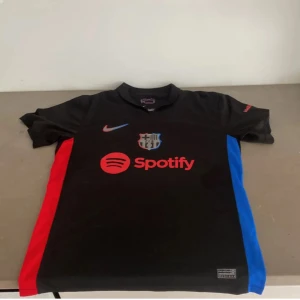 Barcelona tröja. - Hej säljer en riktigt fet barcelona tröja ( Rep men väldigt bra kvalitet) Aldrig använd. 