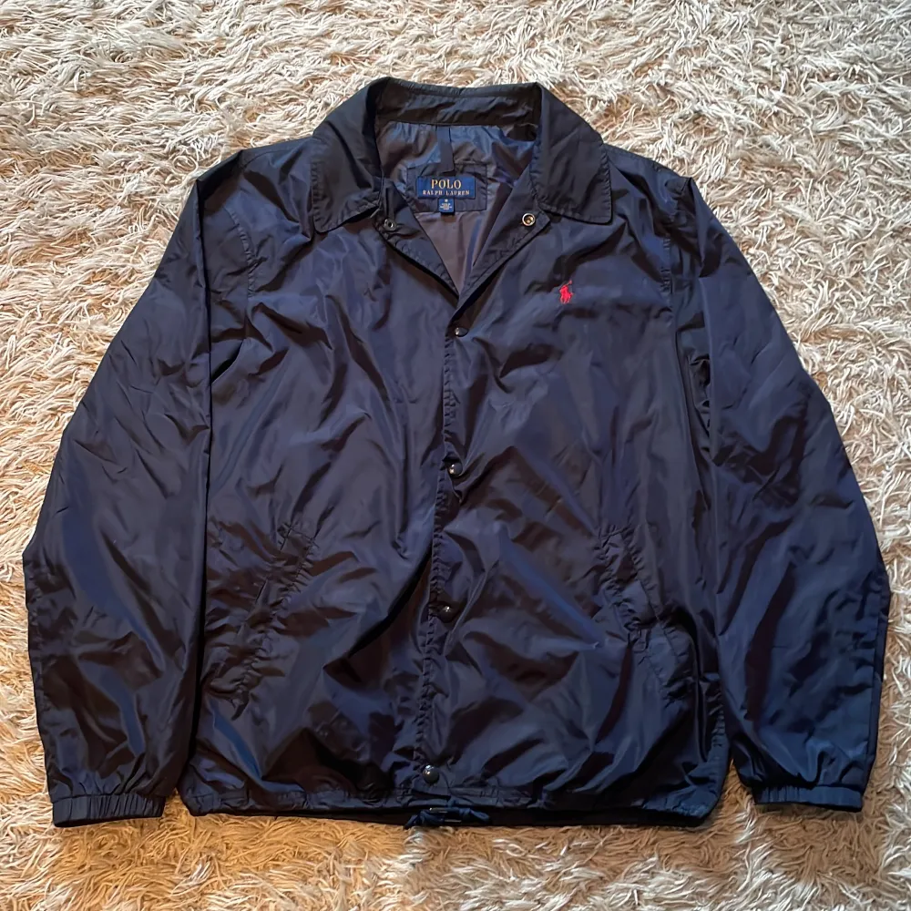 En riktigt fet windbreaker från ralph lauren i storlek M, marinblå, nypris 3000 kr mitt pris 750 kr hör av er vid frågor . Jackor.