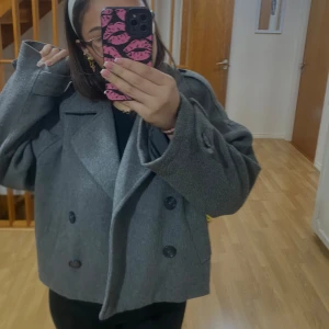 Grå kappa - Super snygg grå kappa från hm som tyvärr ej kommer till användning! Väldigt älskad men lite för stor på mig. Inga defekter❤️