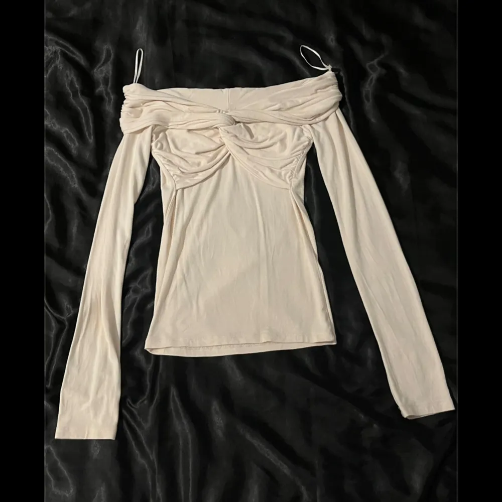 ”Doft touch detail top” från Gina Tricot en super snygg beige of shoulder top med detalj i storlek XS. Använd en/två gånger tyvärr kommer den ej till användning då den är för liten för mig. Inga defekter! ❣️❣️. Toppar.