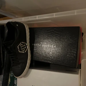 Philip Plein skor, strl 45 - Skor från Philip Plein i storlek 45. Använda Max 10 gånger, bra skick. Kartong, dustbag, allt medföljer!