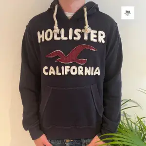 Hoodie herr | Skick: 7/10 | Size - S | Pris - 199kr | Märke - Hollister | Fraktar via postnord eller instabox på köparens bekostnad | Hör av dig vid minsta fråga eller fundering // RDL