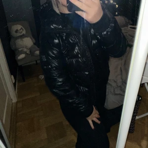 Jacka - Säljer nu min vinterjacka från peak performance💞 Jackan är som ny och super varm till vintern. Det är stolek L men den passar även någon med mindre stolek te.x M. Hör av dig vid frågor samt fler bilder🩷