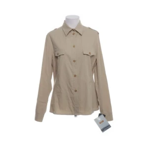 Beige skjorta - Snygg beige skjorta från PTA! Använd endast en gång💕