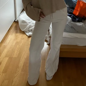 Vita vida jeans med hög midja - Säljer dessa vida & vita jeans med hög midja från mango. De har tyvärr blivit för små och används därför inte längre.🤍 Väl använda men i fint skick och har inga synliga skador. Storlek 32