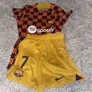 Barcelona Kit - Hej! Jag säljer ett Barcelona kit i storlek M. Köpt i Barcelona hela kittet.  Jätte bra sick. Haru någon fråga så är det bara att fråga 