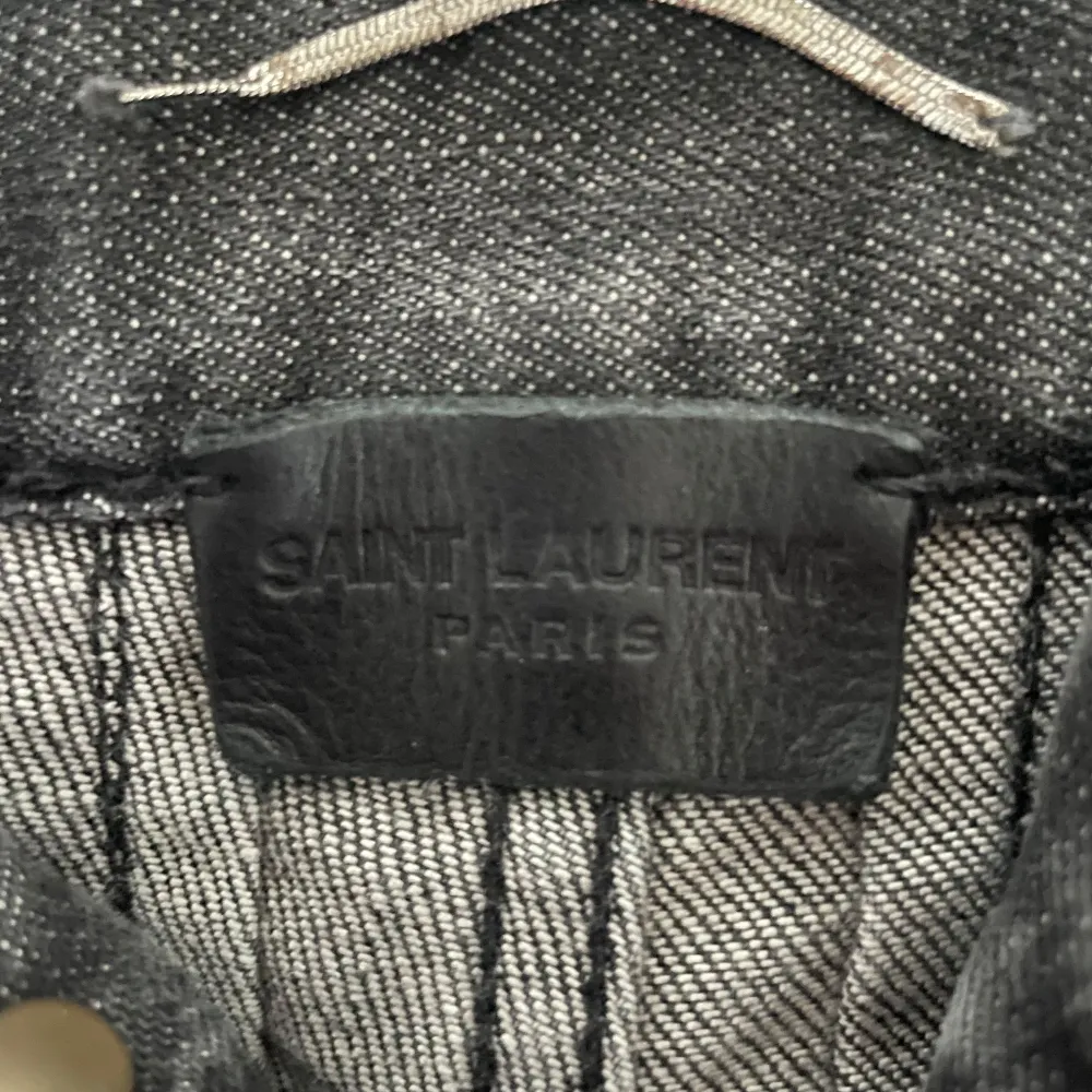 Säljer nu dessa feta saint laurent jeans! | Skick:7/10 | Strl: S | Nypris: ~6000, Vårt pris: 1700 | Skriv vid minsta fundering:). Jeans & Byxor.