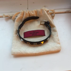 Valentino armband  - säljer ett givetvis äkta valentino armband,det är använt men ändå i bra skick! dustbag ,box och extra nitar medföljer!