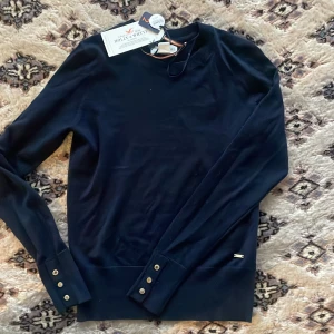 Fin stickad tröja  - En helt oanvänd nystickad tröja med fina detaljer (aldrig använd) storlek S  350 kr men priset kan diskuteras 