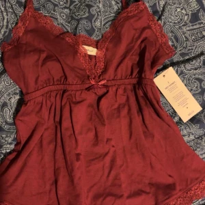 Nelly Lace Bow Top - Säljer denna jättesnygga toppen från Nelly som är slutsåld i strl XS, passar som också som S. Aldrig använd endast testad en gång så är i nytt skick! Nypris 249kr❣️❣️