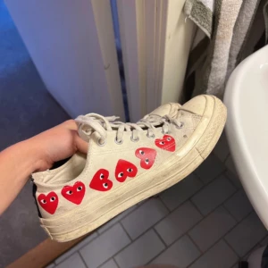 Converse x CdG - Väl använda Converse, CdG. Nyfris 1200kr❤️