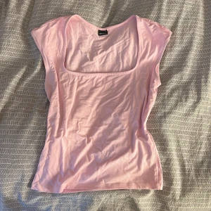 Gina topp - Rosa gina topp i storlek M. Använt en gång och säljer eftersom den är för stor för min smak. 