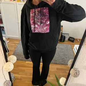 Hoodie med fint tryck - Jätte fin hoodie från The cool elephant. Jätte bra skick!💗 Storlek: S