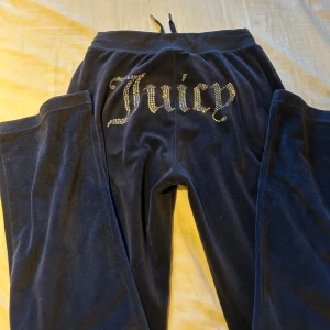 Juicy couture byxor - Säljer mina juicy couture byxor i storlek xs som nästan aldrig har använts, Dom är mörkblåa och har inga defekter alls nypris på byxorna är 1200kr, sitter jättebra och är lågmidjade alla diamanter därbak är kvar också