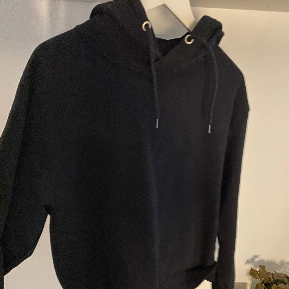 Svart hoodie i nyskick, endast använd fåtal gånger. Säljer då jag inte använder. Den är i storlek S men passar även M beroende på önskad passform. . Hoodies.