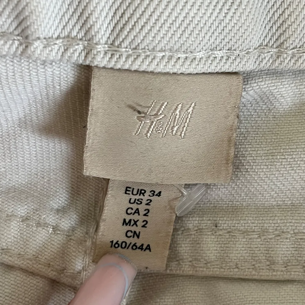 Vita raka jeans från HM BRA SKICK 🌸. Farkut & Housut.