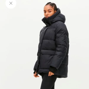 Röhnisch Snoh jacket  - Röhnisch Snoh jacket i strl xs.  Inköpt i November 2023 och är sparsamt använd. 