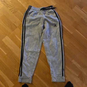 Mjukisbyxor barn - Adidas mjukisbyxor,Stl: 140, bra skick sköna byxor perfekta för lördagsmys.