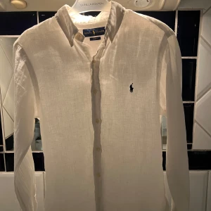 Ralph lauren skjorta  - Näst intill o använd vit Ralph lauren skjorta i storlek s men passar m också.  Om du har fler frågor tveka inte att fråga