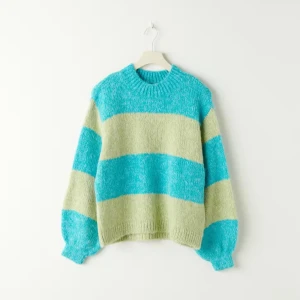 Stickad tröja Gina Tricot - Säljer denna underbara stickade tröja från Gina tricot, den är sjukt fin och väntat länge med att skilja mig från den, men nu har jag tyvärr andra favoriter så den kommer ej till användning längre, se skick på sista bilden. Slutsåld överallt!⭐️