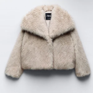 Populära Zara päls jacka 🐩🎀 - Fuskpäls ‼️‼️‼️ Storlek M/L - oversize passform på någon som bär S/xs 🤗✅ Mycket fint skick ✅ Inga defekter ‼️