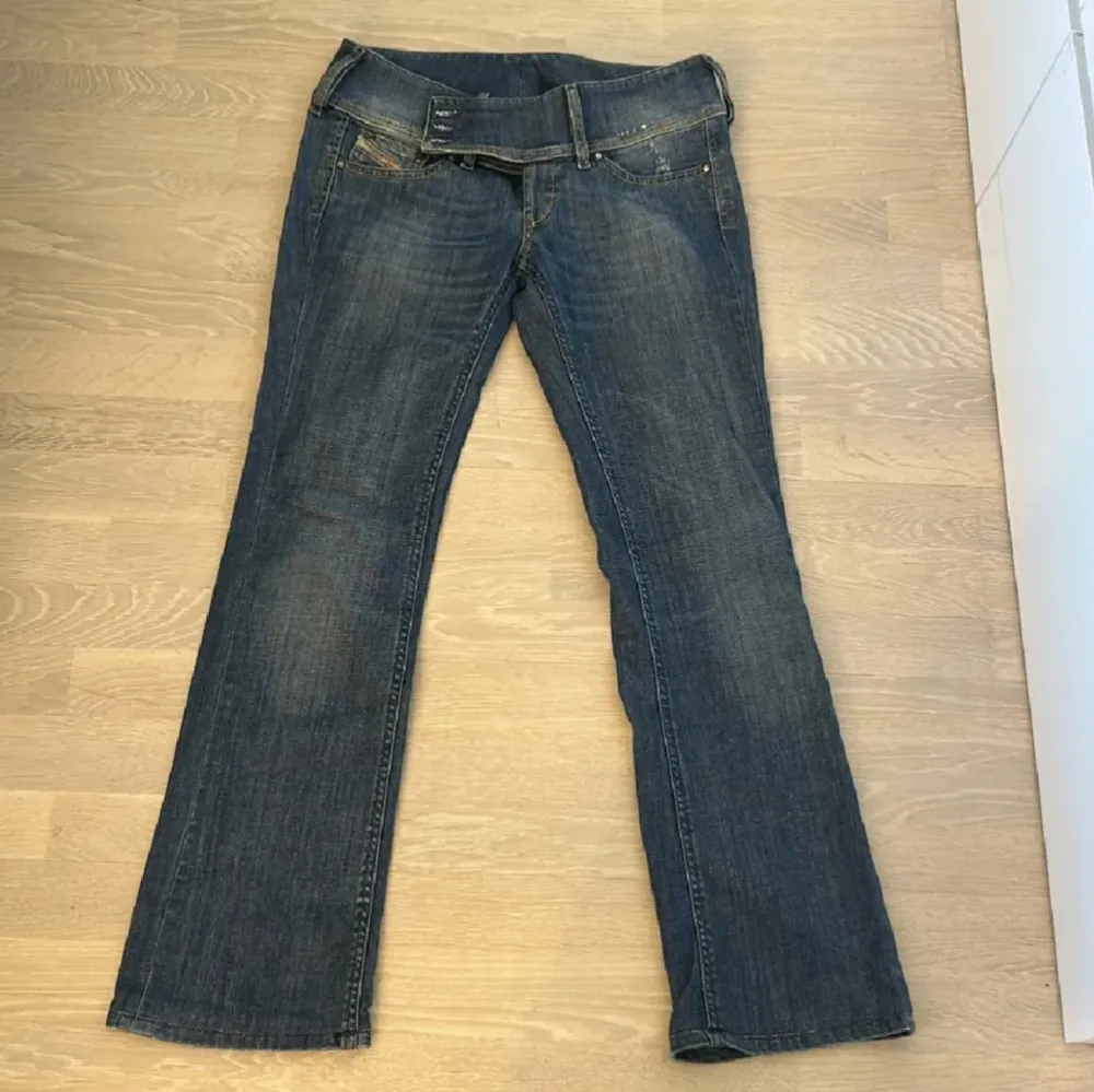 Diesel jeans i en Lågmidjad bootcut modell. Storlek w31l34. Jättefina och unika på framsidan och passar någon som är ca 168-175cm lång. Ord pris: 1600kr . Jeans & Byxor.