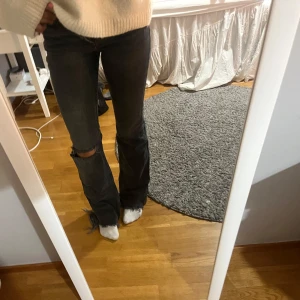 Flare jeans  - Säljer dessa jeans från Gina tricot, svart tvätt med hål på vänster knä. Mid/high waist, långa i benen på mig som ca 170.🩶