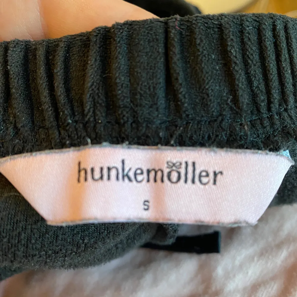 Säljer ett par snygga och bekväma svarta shorts från Hunkemöller. De är gjorda i ett mjukt material och har fina spetsdetaljer längs kanterna. Perfekta för en avslappnad dag hemma eller som en del av en mysig outfit. Midjan är elastisk för extra komfort.. Shorts.