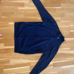 Gant zip up sweatshirt - Marinblå Storlek:S/XS Skick:6,5/10  Riktigt bekväm! Pris går att diskuteras