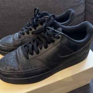 Nike skor - Säljer mina Nike skor som har blivit för små för mig, är i bra skick. Inte använt dem på år så bättre att sälja än att slänga. Kan tänka mig sänka vid snabb affär 