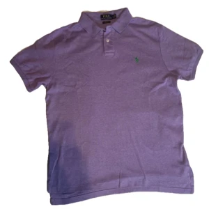 Lila Ralph Lauren piké  - En jättefin Polo Ralph Lauren piké i lila den är i mycket fint skick storlek L fråga gärna om extra bilder eller prisförslag 👍