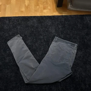 Jacob Cohen jeans  - Tja, säljer dessa tvär feta Jocab Cohen jeans i en snygg grå färg. Säljer dom pga de passar inte så bra längre. Nytt pris 5500kr, mitt pris 999kr men kan gå ner i pris vid snabb affär. 