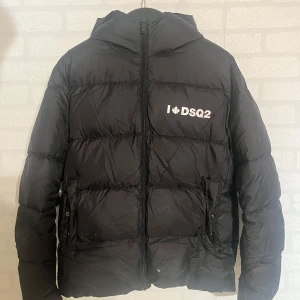 dsquared 2 jacka  - Helt okej skick 6/10 size är 16 år 