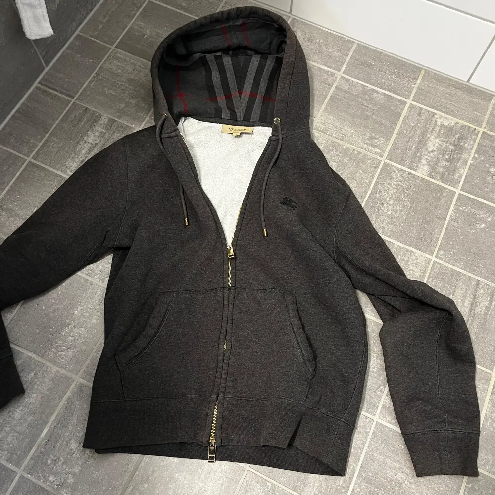 Säljer denna burberry zip pga lite användning  Skick 8.5 /10 Storlek M passar S. Hoodies.