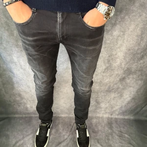 Replay anbass hyperflex jeans  - // Replay anbass hyperflex jeans | Storlek W33/L32 (sitter som 31/32) | Benlängd: 109cm / Midja: 42cm | Nypris runt 1800kr | Kontakta för fler frågor eller funderingar // Deluxecloset 