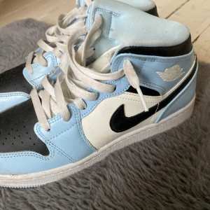 Nike jordan 1 Lightblue - Ett par jordan 1 som är ljusblå och lite svart. De är köpta på kicksnstuff i Göteborg för 2500. Skick 9/10