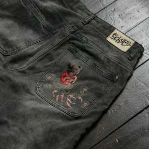 Koi Fish V2 Jeans  |  Derschutze - Broderade limited edition jeans från Derschutze. Använd ett fåtal gånger men inga defekter.