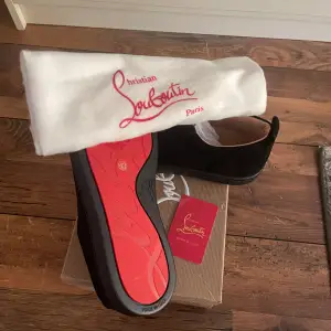 Helt nya svarta loubs i storlek 43