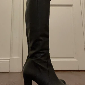 Svarta stövlar från Rizzo - Svarta stövla i skinn från Rizzo i stl 38.  De är i bra skick.  Fler bilder kan skickas vid intresse. 