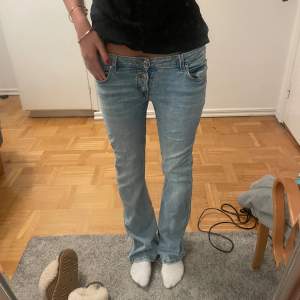 Så snygga jeans med 3 knappar   Från Gina Young i strlk 158 men passar Xs-S ( går att justera midjan) jag är 168 och de är bra längd på mig.