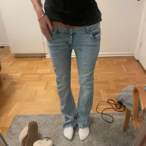 Lågmidjade utsvängda jeans - Så snygga jeans med 3 knappar   Från Gina Young i strlk 158 men passar Xs-S ( går att justera midjan) jag är 168 och de är bra längd på mig.