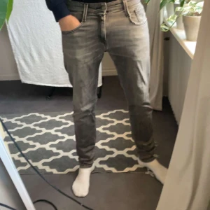 Gråa replay anbass jeans - Säljer nu dessa feta replay anbass jeans då jag inte använder dom längre. Skicket är väldigt bra då den inte finns några defekter eller liknande. Storleken är 29/32