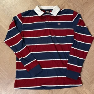 Dickies långärmad tröja - En långärmad tröja från Dickies knappt använd förutom att den är missfärgad på kragen, sitter mer som M än S.