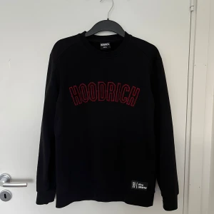 Hoodrich sweatshirt - Hoodrich sweatshirt Passform: man Färg: svart Storlek: S Pris: 400kr