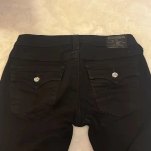 True religion jeans - Svarta lowrise truies, w28, passar mig bra som är 166cm, straight modell/billy, dm för mer 💕