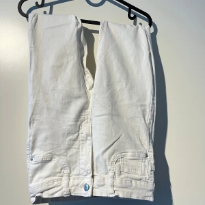 Vita jeansbyxor - Säljer ett par vita jeansbyxor i bra skick. De har en klassisk design med fickor fram och bak, samt en knapp och dragkedja i midjan. Perfekta för både vardag och festliga tillfällen. Passar till alla säsonger och är lätta att matcha med olika toppar.