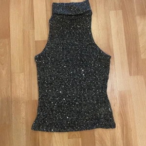Stickad paljett-tröja  - Snygg stickad paljett-tröja med krage från BikBok i fint skick (Storlek xs)