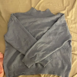 Stickad halvpolo - jättefin tröja till hösten! Använd men inga slitage🩷