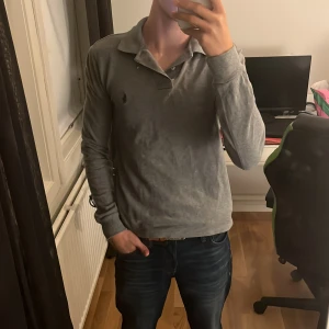Ralph lauren pike  - Väldigt skön långärmad piké tröja i storlek xs, som knappt är använd. Tröjan sitter sjukt bra och är väldigt skön.